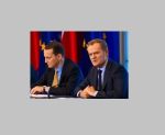 Tusk i Sikorski  flagi w tle KPRM 