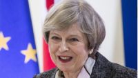 Theresa May uśmiechnięta 734x450